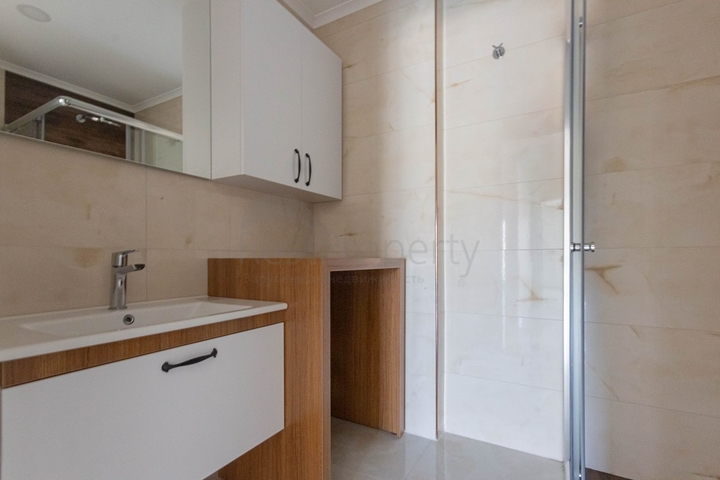 اطلالة بحرية مباشرة -شقة غرفتين وصالة - مجمع حديث -في محمودلار/ الانيا 