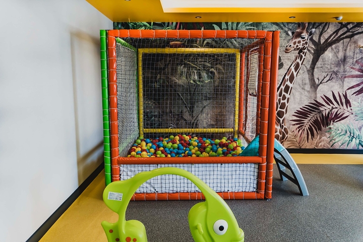 اطلالة بحرية مباشرة -شقة غرفتين وصالة - مجمع حديث -في محمودلار/ الانيا 