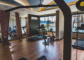 اطلالة بحرية مباشرة -شقة غرفتين وصالة - مجمع حديث -في محمودلار/ الانيا 