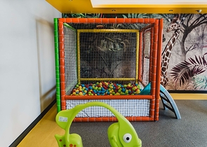 اطلالة بحرية مباشرة -شقة غرفتين وصالة - مجمع حديث -في محمودلار/ الانيا 