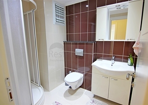 شقة واسعة - غرفة نوم وصالة مفروشة - في محمودلار/ الانيا 