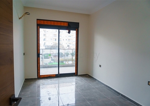 مجمع حديث فاخر - شقة غرفتين وصالة -قريبة من البحر - في محمودلار / الانيا 