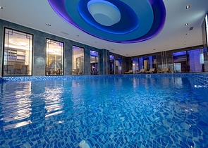 مجمع حديث فاخر - شقة غرفتين وصالة -قريبة من البحر - في محمودلار / الانيا 