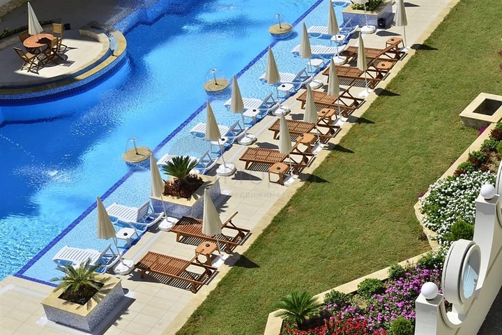 مجمع فاخر على البحر مباشرة - شقة غرفتين وصالة انيقة - محمودلار / الانيا 