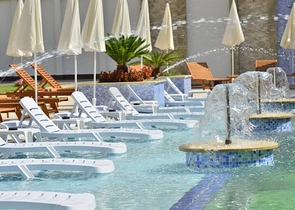 مجمع فاخر على البحر مباشرة - شقة غرفتين وصالة انيقة - محمودلار / الانيا 