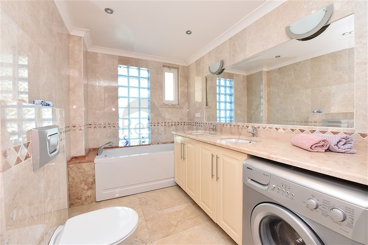 تراس واسع - شقة بسعر مناسب - تصميم غرفتين وصالة مفروشة - في افسلار / الانيا 