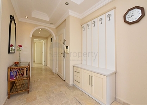 تراس واسع - شقة بسعر مناسب - تصميم غرفتين وصالة مفروشة - في افسلار / الانيا 