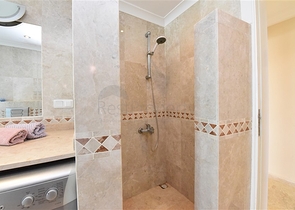 تراس واسع - شقة بسعر مناسب - تصميم غرفتين وصالة مفروشة - في افسلار / الانيا 