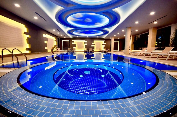 شقة اطلالة مباشرة على البحر - مجمع فاخر بخدمات 5 نجوم - في محمودلار / الانيا 