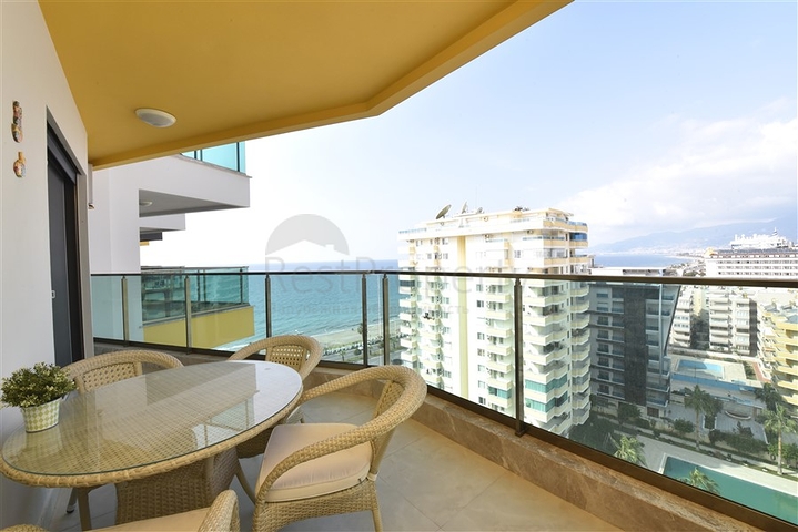 شقة اطلالة مباشرة على البحر - مجمع فاخر بخدمات 5 نجوم - في محمودلار / الانيا 