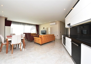 شقة اطلالة مباشرة على البحر - مجمع فاخر بخدمات 5 نجوم - في محمودلار / الانيا 