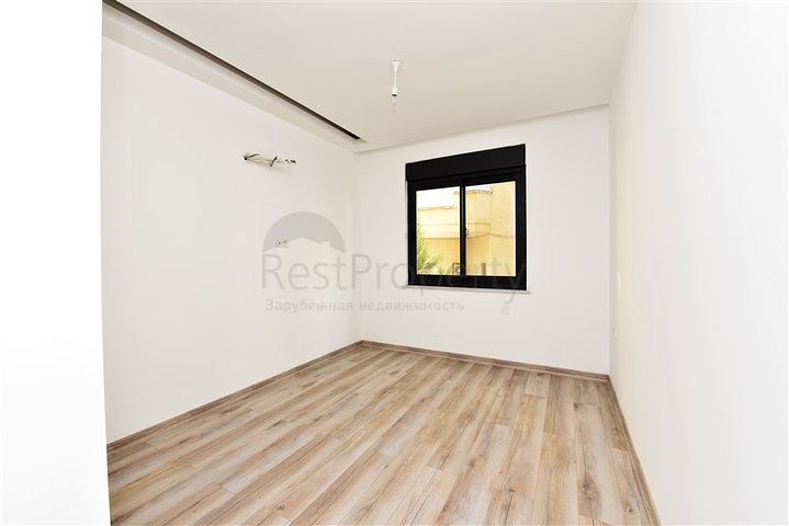 ضمن مجمع حديث في مركز الانيا - للبيع شقة غرفتين وصالة .