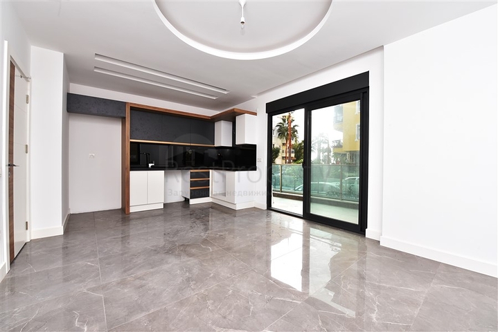 ضمن مجمع حديث في مركز الانيا - للبيع شقة غرفتين وصالة .