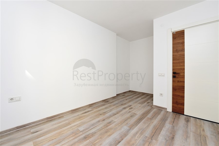 ضمن مجمع حديث في مركز الانيا - للبيع شقة غرفتين وصالة .