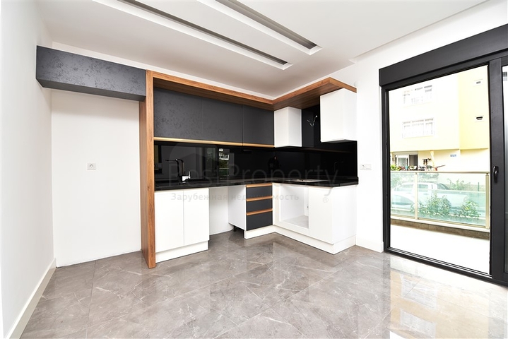 ضمن مجمع حديث في مركز الانيا - للبيع شقة غرفتين وصالة .