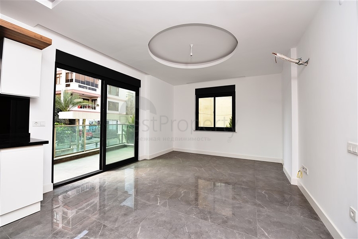 ضمن مجمع حديث في مركز الانيا - للبيع شقة غرفتين وصالة .