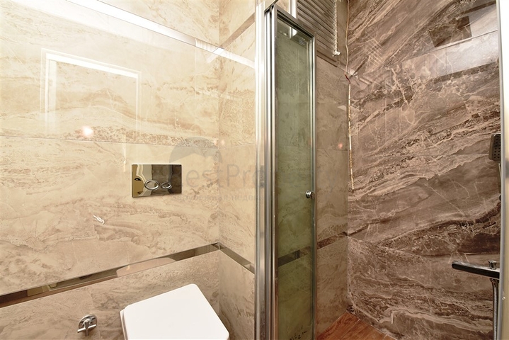 ضمن مجمع حديث في مركز الانيا - للبيع شقة غرفتين وصالة .