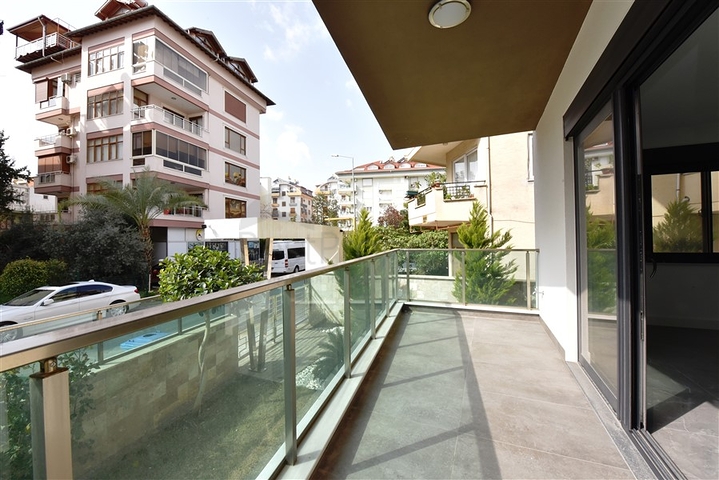 ضمن مجمع حديث في مركز الانيا - للبيع شقة غرفتين وصالة .