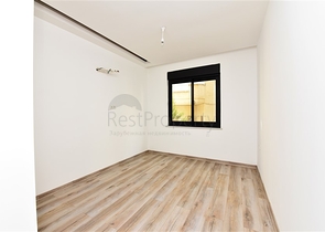 ضمن مجمع حديث في مركز الانيا - للبيع شقة غرفتين وصالة .