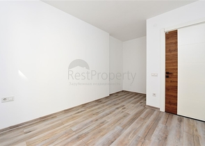 ضمن مجمع حديث في مركز الانيا - للبيع شقة غرفتين وصالة .