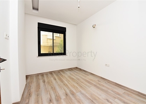 ضمن مجمع حديث في مركز الانيا - للبيع شقة غرفتين وصالة .