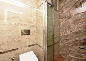 ضمن مجمع حديث في مركز الانيا - للبيع شقة غرفتين وصالة .