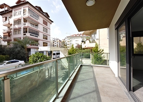 ضمن مجمع حديث في مركز الانيا - للبيع شقة غرفتين وصالة .