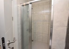 شقة ضمن مجمع جديد في افسلار - تصميم غرفة وصالة مع الاثاث - الانيا 