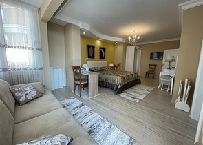 اطلالة مباشرة على البحر - شقة واسعة غرفتين وصالة مفروشة - في محمودلار / الانيا 