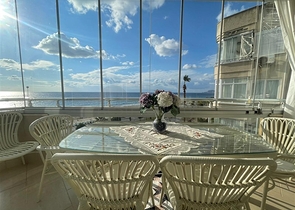 اطلالة مباشرة على البحر - شقة واسعة غرفتين وصالة مفروشة - في محمودلار / الانيا 