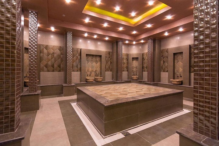 مجمع انيق على شارع بارباروس - غرفة وصالة -في محمودلار/ الانيا 