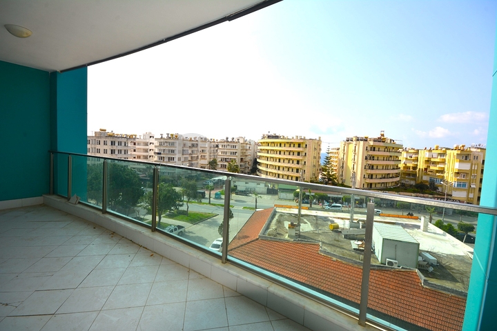 مجمع انيق على شارع بارباروس - غرفة وصالة -في محمودلار/ الانيا 