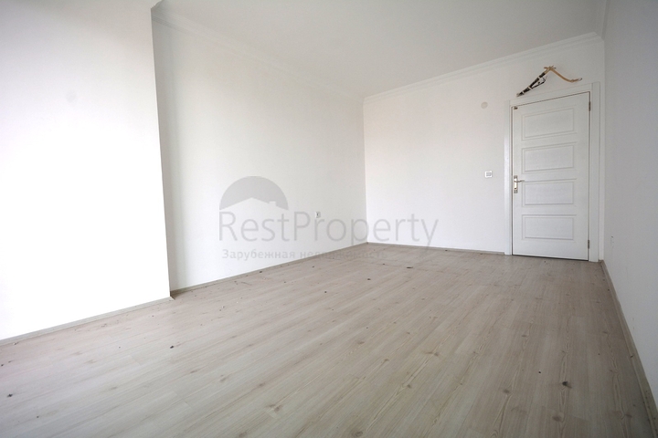 مجمع انيق على شارع بارباروس - غرفة وصالة -في محمودلار/ الانيا 