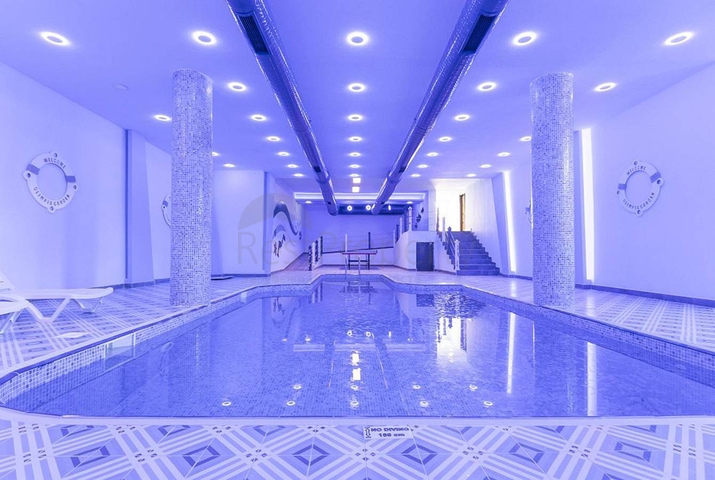 مجمع انيق على شارع بارباروس - غرفة وصالة -في محمودلار/ الانيا 