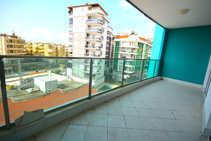 مجمع انيق على شارع بارباروس - غرفة وصالة -في محمودلار/ الانيا 