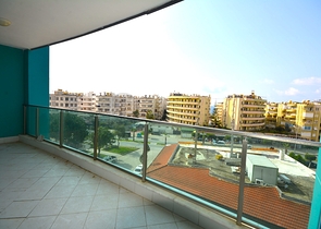 مجمع انيق على شارع بارباروس - غرفة وصالة -في محمودلار/ الانيا 