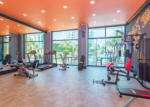 مجمع انيق على شارع بارباروس - غرفة وصالة -في محمودلار/ الانيا 