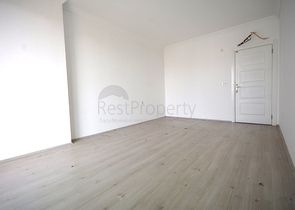 مجمع انيق على شارع بارباروس - غرفة وصالة -في محمودلار/ الانيا 