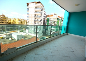 مجمع انيق على شارع بارباروس - غرفة وصالة -في محمودلار/ الانيا 