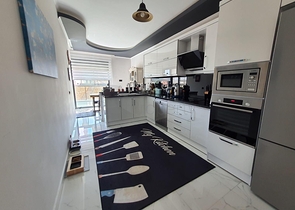 مطبخ منفصل - شقة عائلية واسعة تصميم 3 غرف وصالة - في اوبا / الانيا 