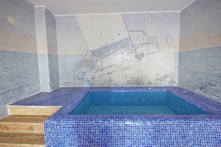 شقة واسعة - غرفة وصالة مفروشة بأناقة - في محمودلار/ الانيا 