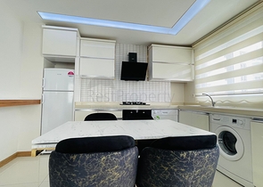 شقة واسعة - غرفة وصالة مفروشة بأناقة - في محمودلار/ الانيا 