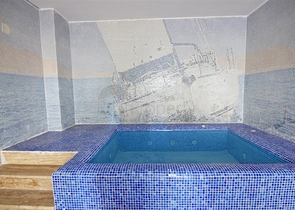 شقة واسعة - غرفة وصالة مفروشة بأناقة - في محمودلار/ الانيا 