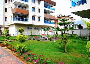 مجمع انيق - شقة غرفة وصالة مفروشة - اطلالة على المسبح - في اوبا / الانيا 