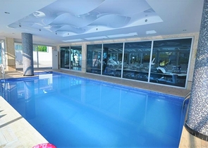 مجمع انيق - شقة غرفة وصالة مفروشة - اطلالة على المسبح - في اوبا / الانيا 