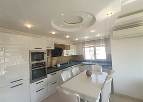 اطلالة على البحر - شقة في شارع بارباروس - تصميم غرفتين وصالة مفروشة -ضمن مجمع سكني - محمودلار/ الانيا 