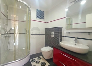 اطلالة على البحر - شقة في شارع بارباروس - تصميم غرفتين وصالة مفروشة -ضمن مجمع سكني - محمودلار/ الانيا 