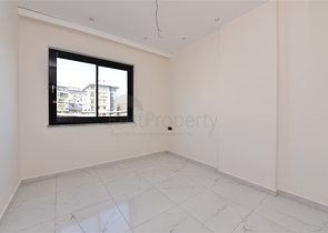 سعر مناسب - شقة غرفة وصالة جديدة -ضمن مجمع سكني في موقع ممتاز - اوبا / الانيا 