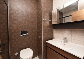 سعر مناسب - شقة غرفة وصالة جديدة -ضمن مجمع سكني في موقع ممتاز - اوبا / الانيا 