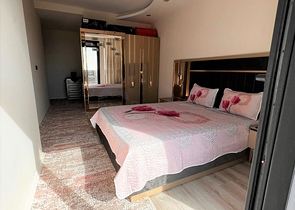 شقة غرفتين وصالة - مطبخ منفصل - ضمن مجمع جديد - في محمودلار / الانيا 